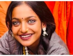 Viral Monalisa: How a Teenage Girl Became Famous Overnight !!